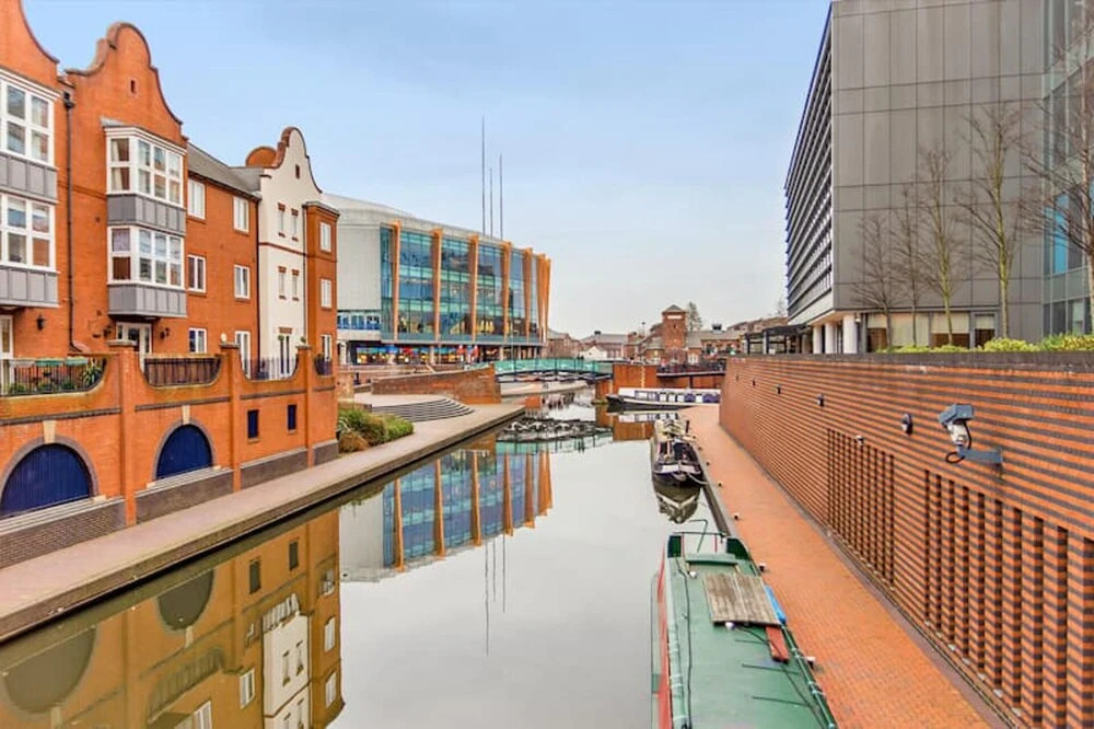 Luxury Apartment - Free Wi-fi & Parking NO Deposit
