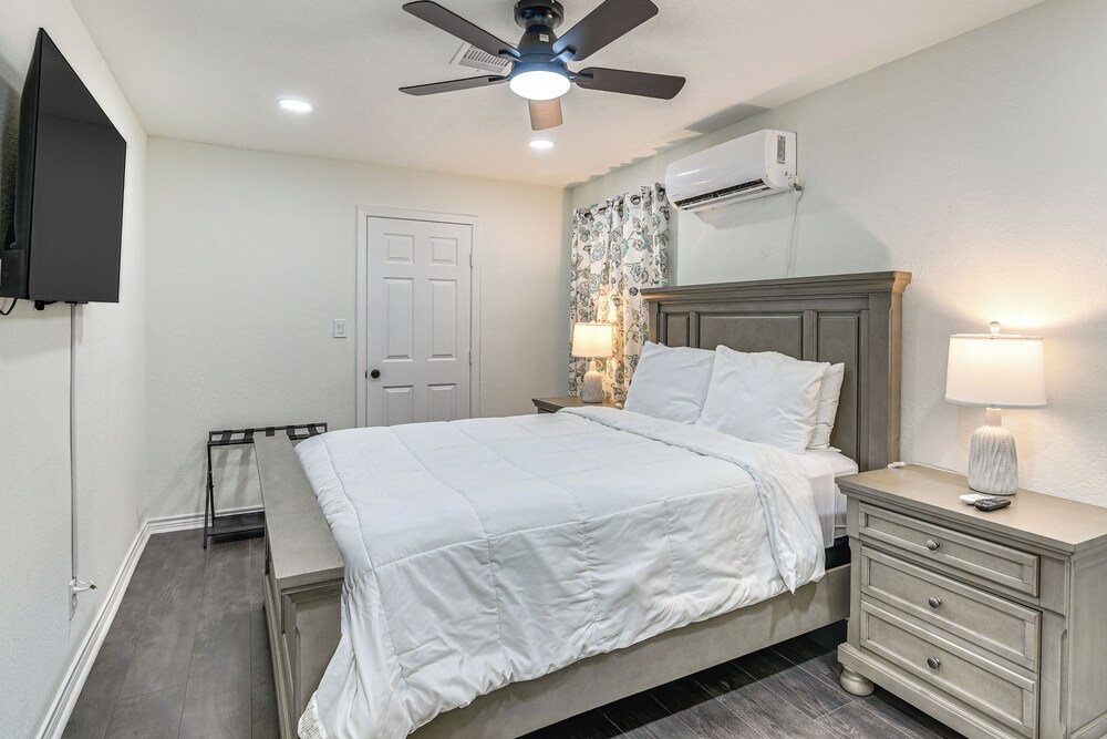 3 Mi to Pleasure Pier: Family Retreat Near Beaches