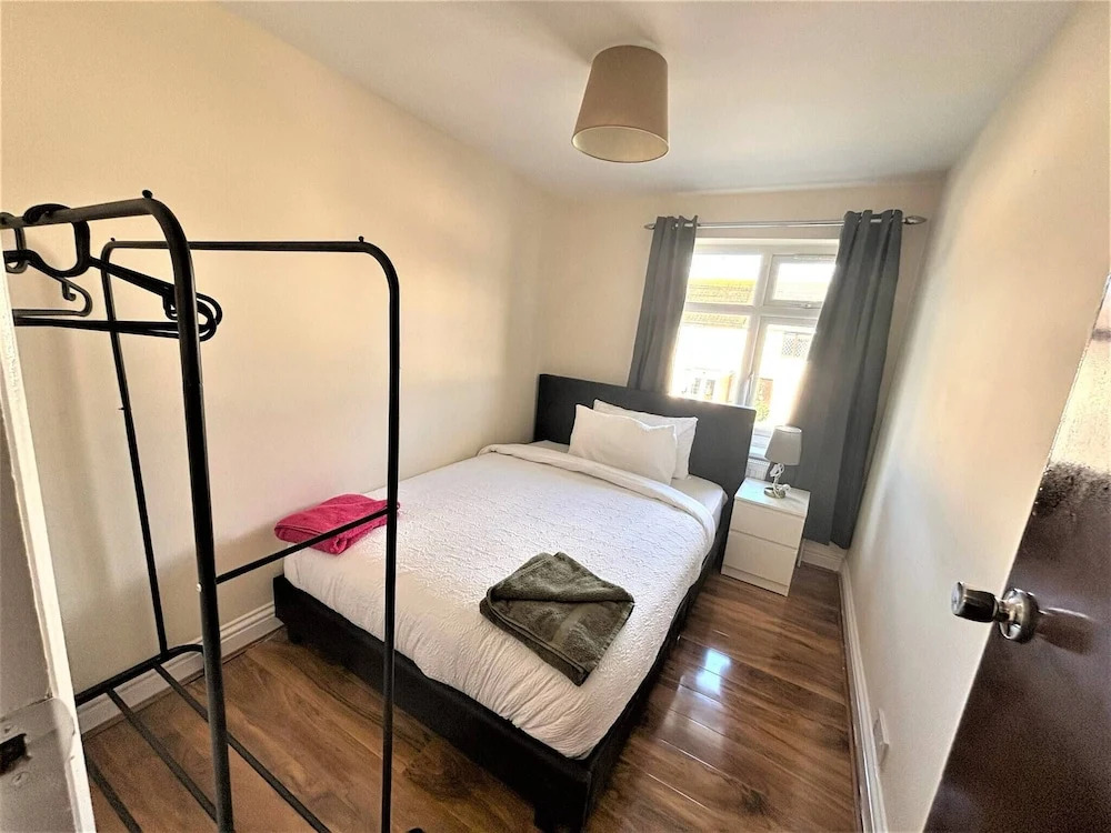 Large & Cozy 5-bed House in a Quiet Dagenham Area