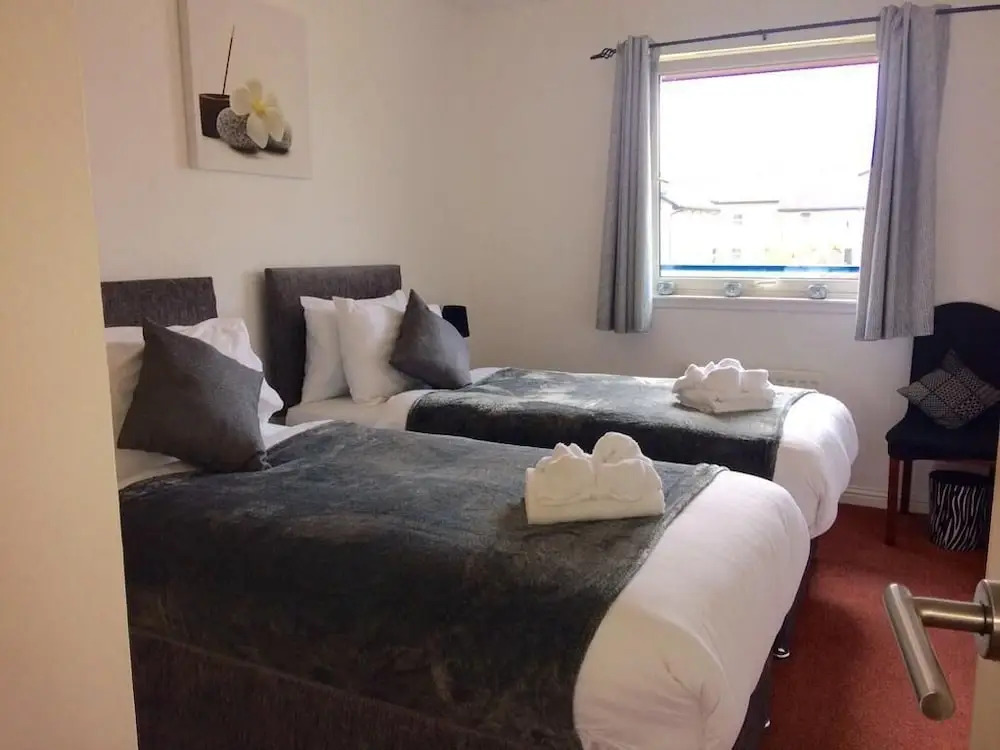 5 Riverside Gardens