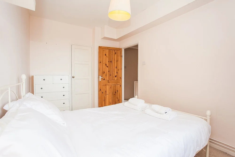 Bright 2 Bedroom Property With Balcony