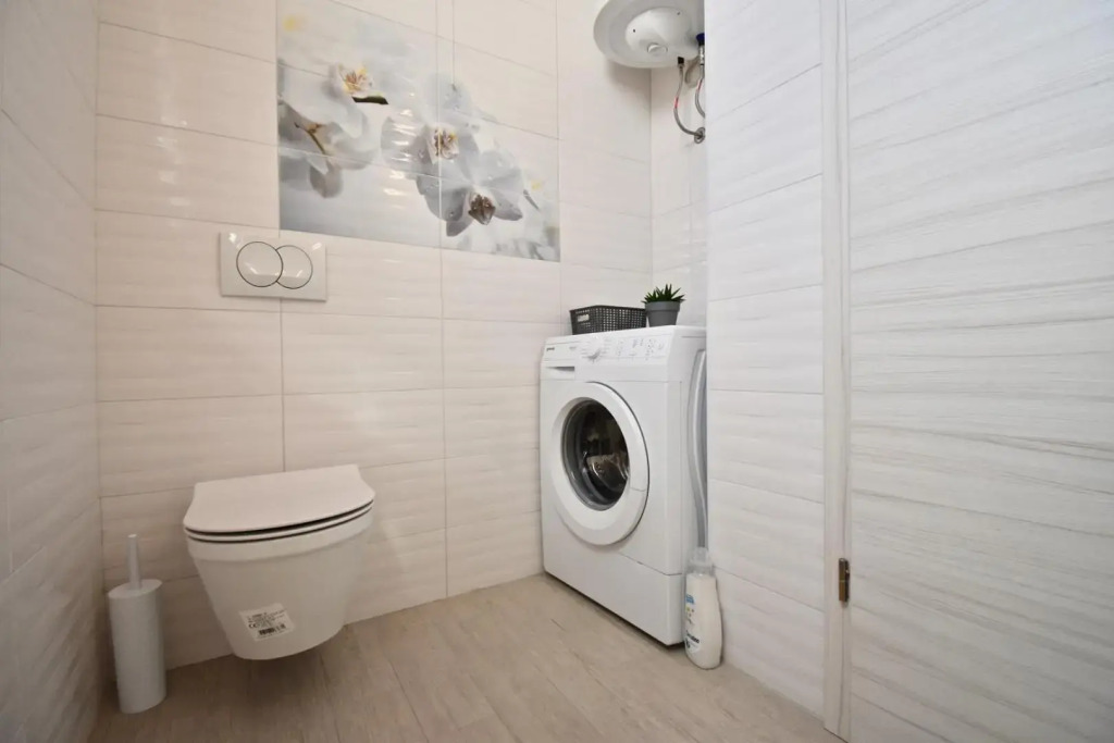 Bright and spacious apartment with grill ***