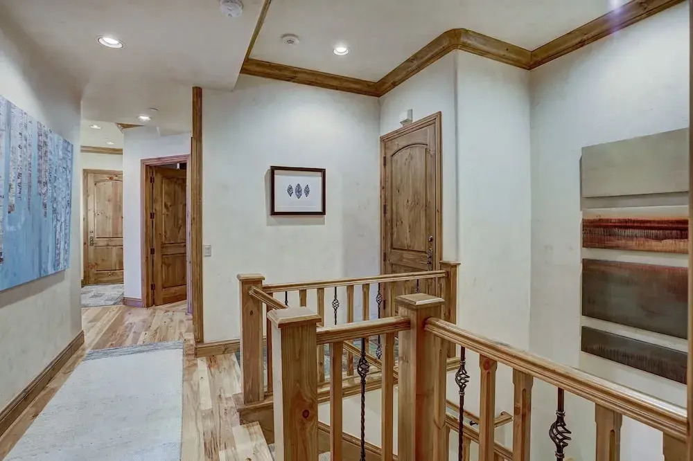 4br Plus Den Platinum Townhome, Walk To Lift 4 Bedroom Townhouse by RedAwning