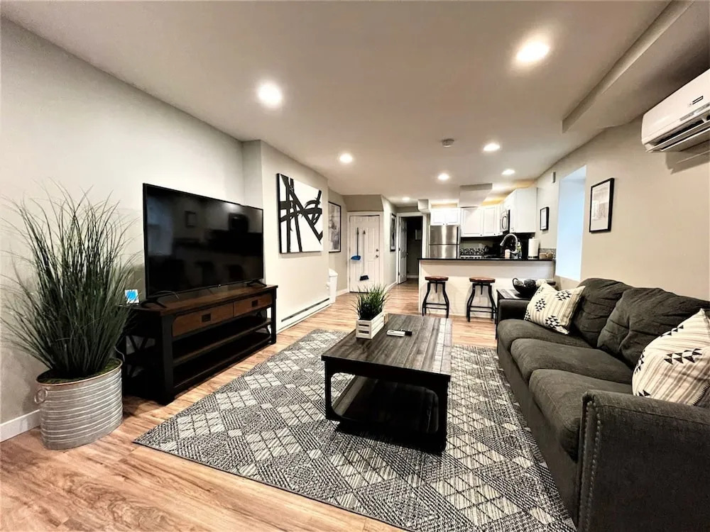 Boardwalk- Large Modern Unit With King bed Fast Wifi Free Coffee and Easy Parking