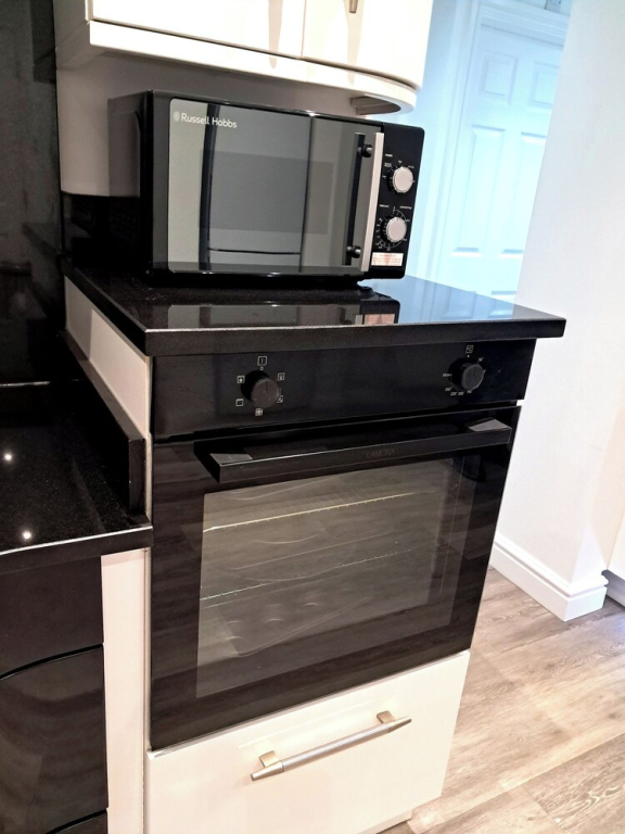 2 Bed Home - Parking, Private Garden, Wifi