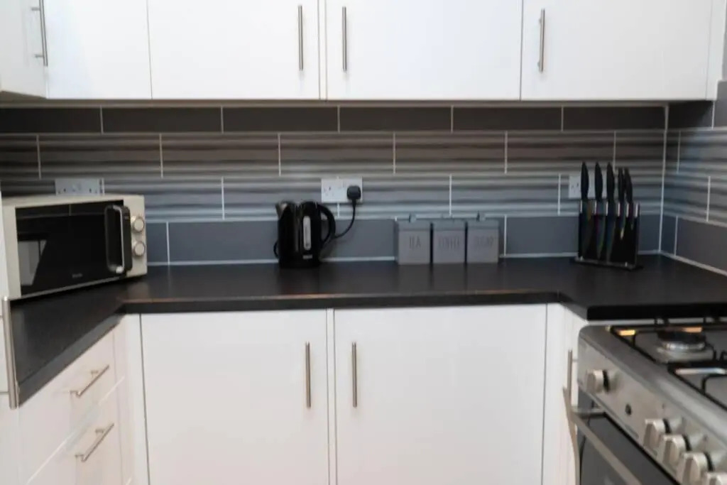 2 bed house, Wifi, dishwasher and garden. Long stay discounts