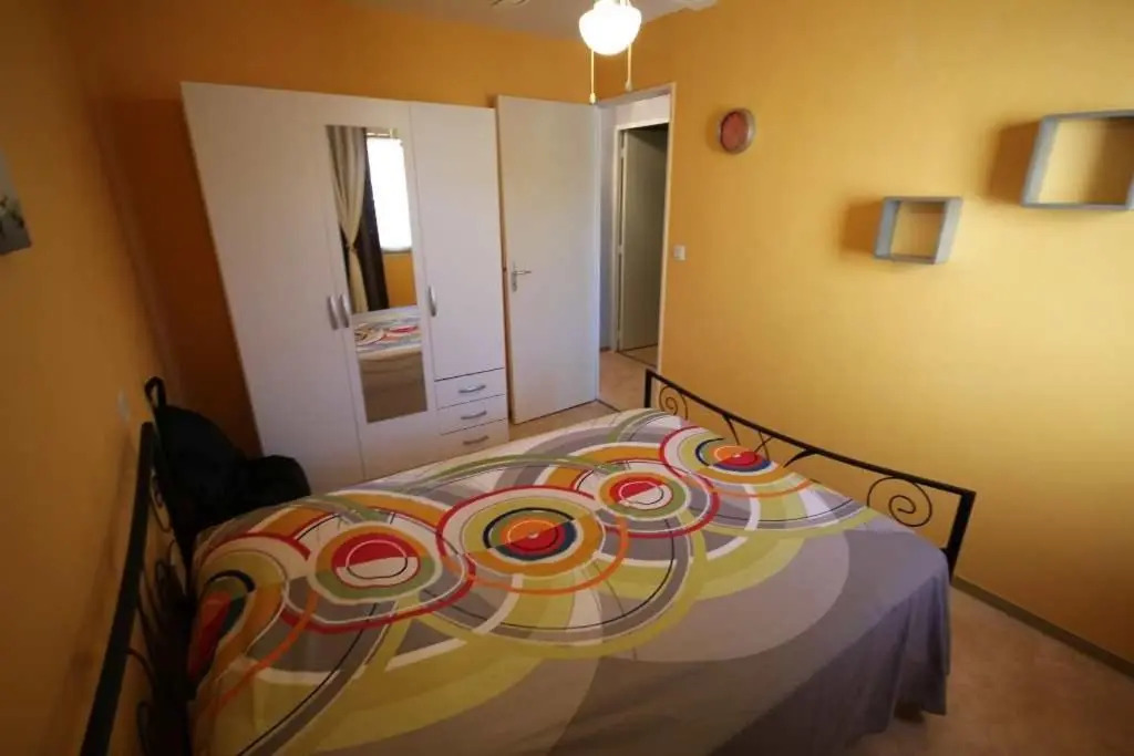 Jolie maison de vacances 2 chambres climatisées véranda terrasse parking privatif dans résidence sécurisée avec piscine commune 400 m de la mer LRCS99