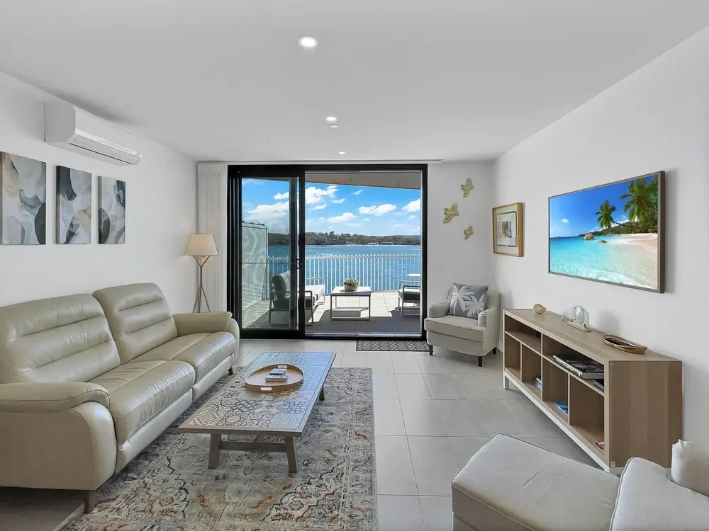 Modern 2-bedroom Apartment With Pool Access