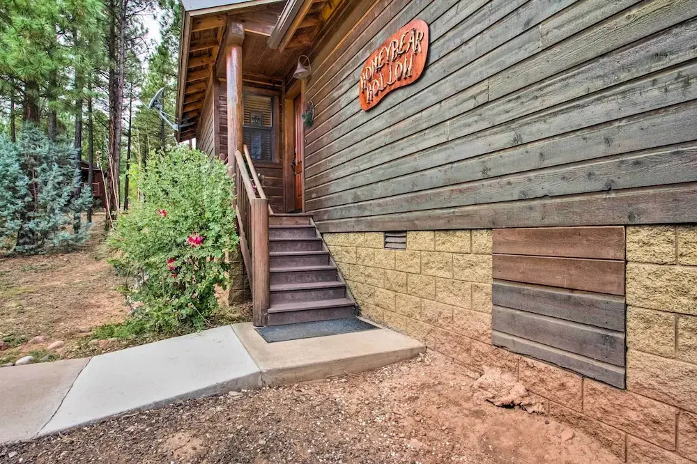 3 Mi to Fool Hollow Lake: Romantic Show Low Cabin