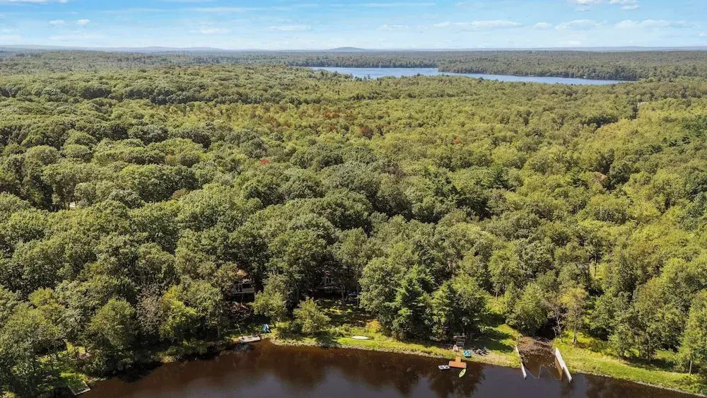 Lake Daze by Avantstay Lakefront w/ Modern Interior, Enclosed Porch & Hot Tub