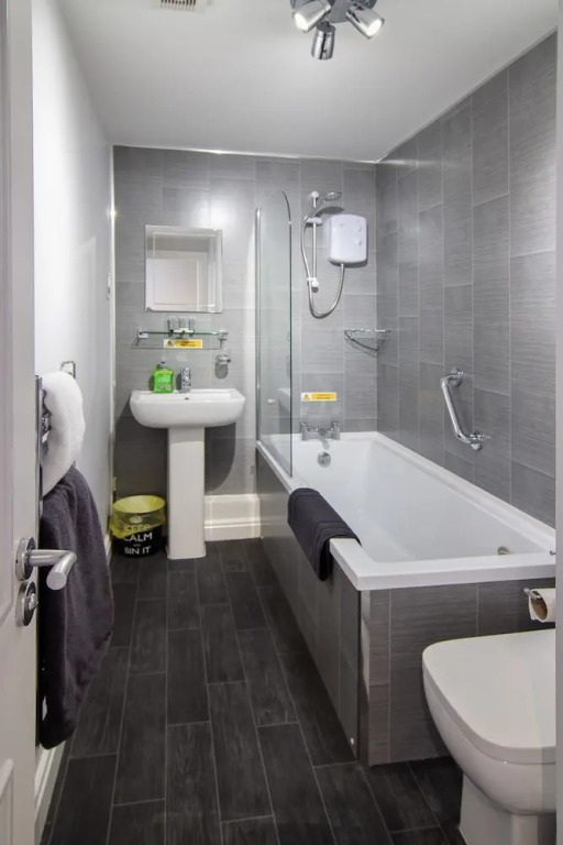 2 Bdrm Sleeps 7 Near Top Attractions Free Parking
