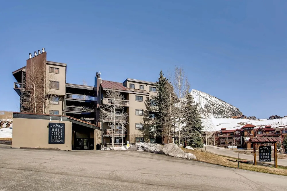 1 Br With Amazing Views Of Mountain Range 1 Bedroom Condo - No Cleaning Fee! by RedAwning