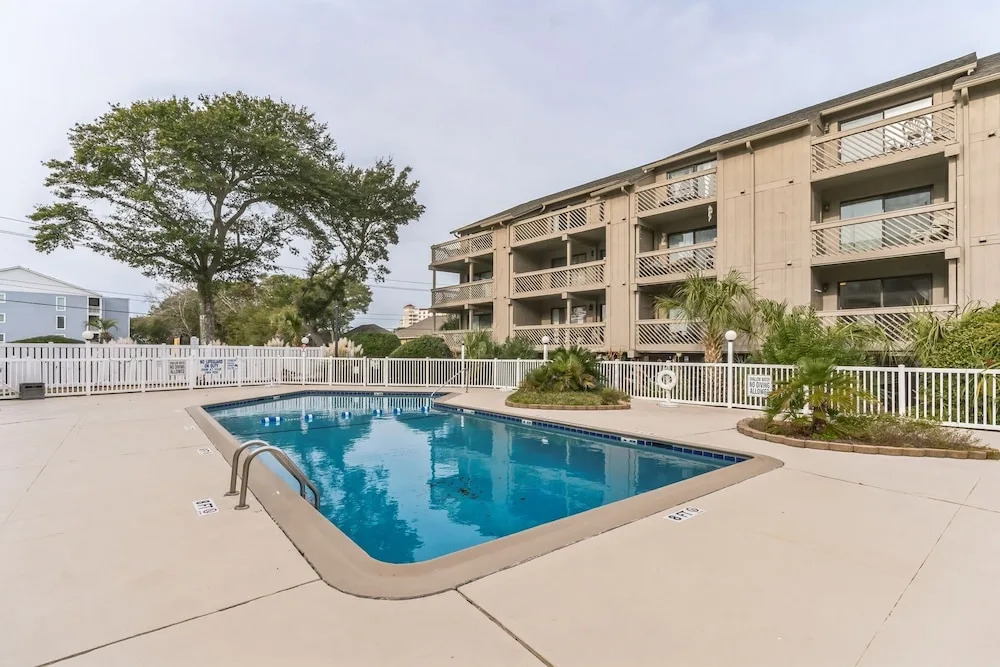 Kiana's Beach Retreat 2 Bedroom Condo by RedAwning