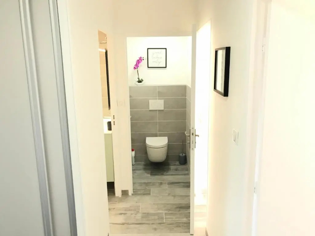 Appartement 3 pieces, refait a neuf, haut standing, piscine, mer a pieds