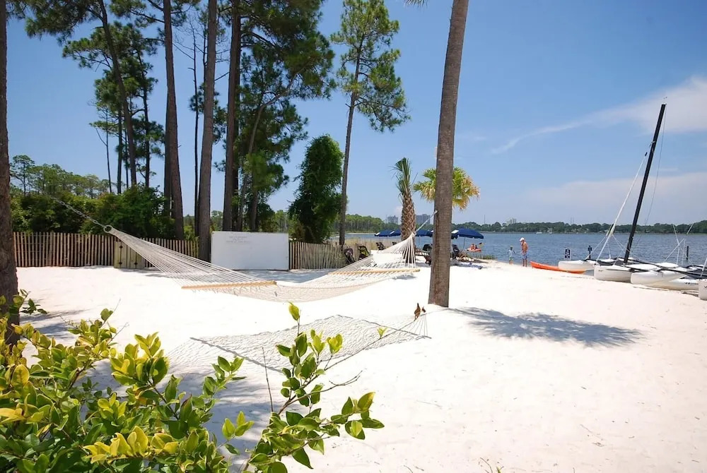 Villa Lago 1973* (S)(2G)- 4BR 4BA + Den- (12)