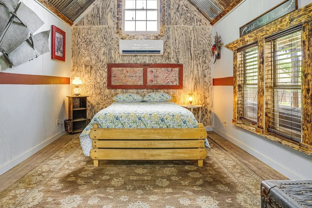 Walk to Granbury Square & Beach! texas Cottage
