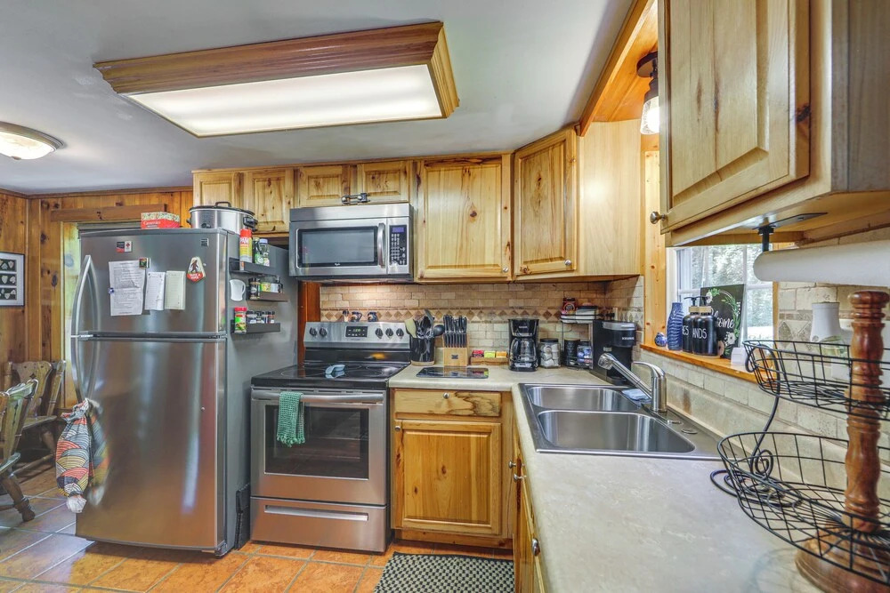 Pet-friendly Creekside Cabin w/ Pool Access!