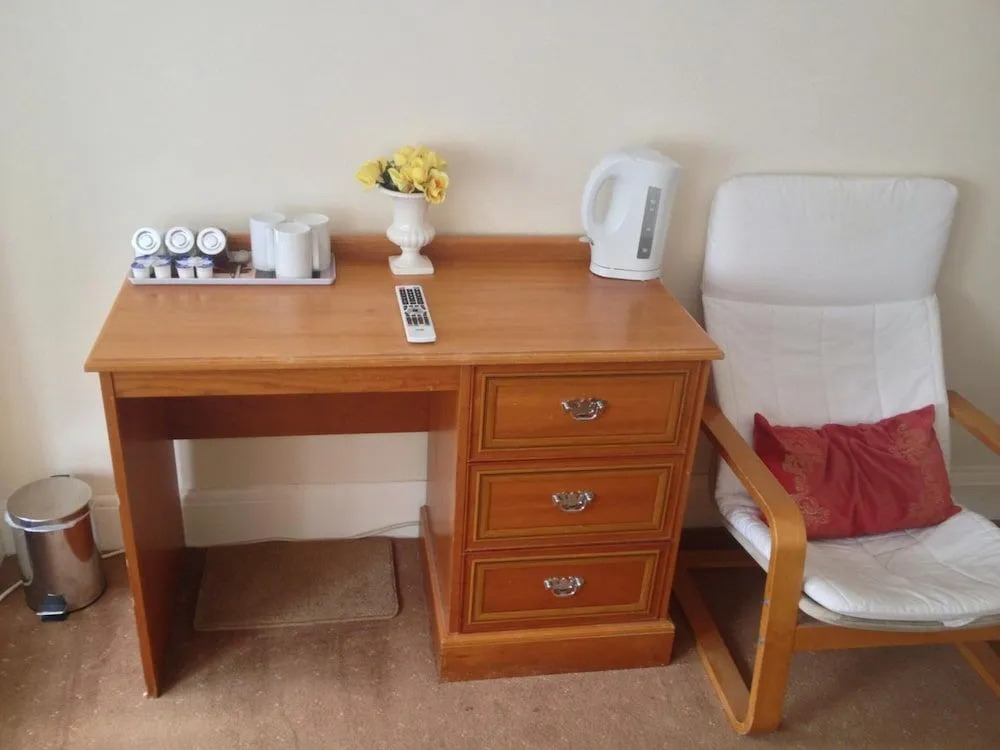 Malvern Lodge Guest House- Close to Beach, Train Station & Southend Airport