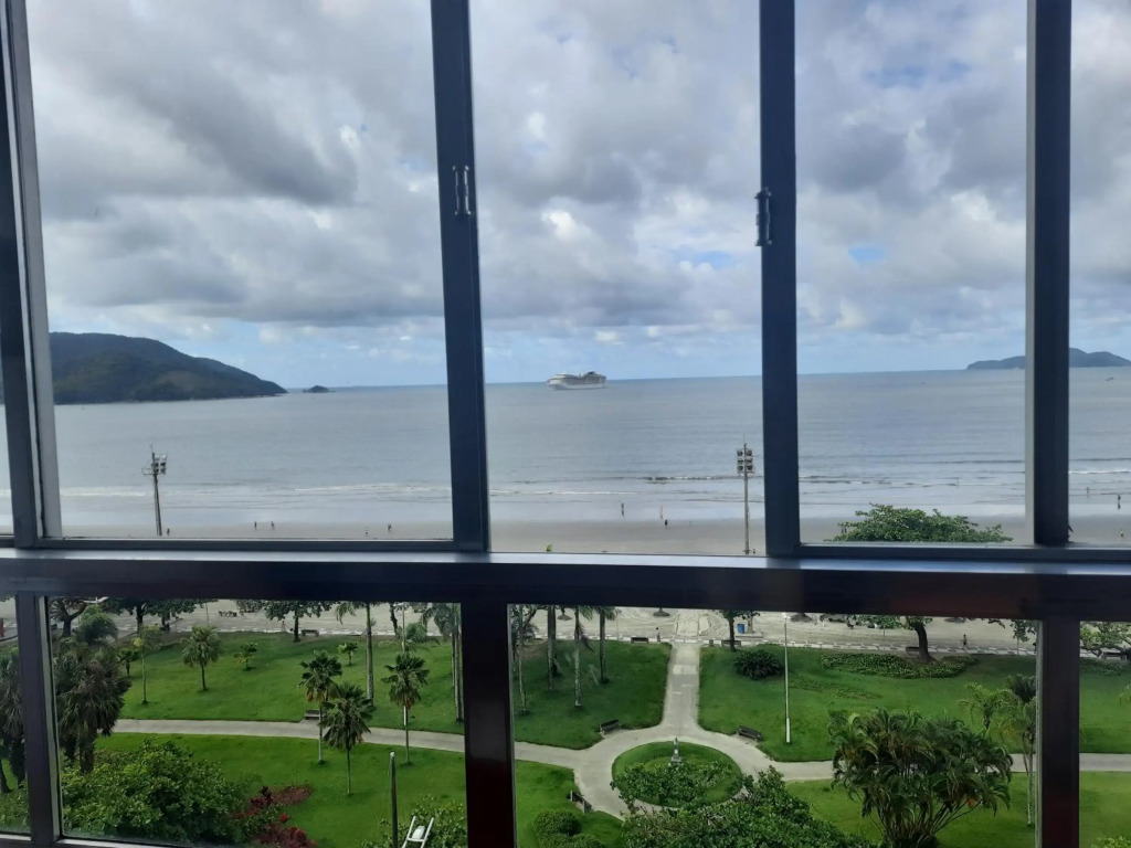 Apartamento amplo e charmoso, frente ao mar.