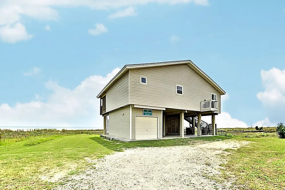 Coastal Winds: Beachfront Beauty - Steps To Sand 3 Bedroom Home