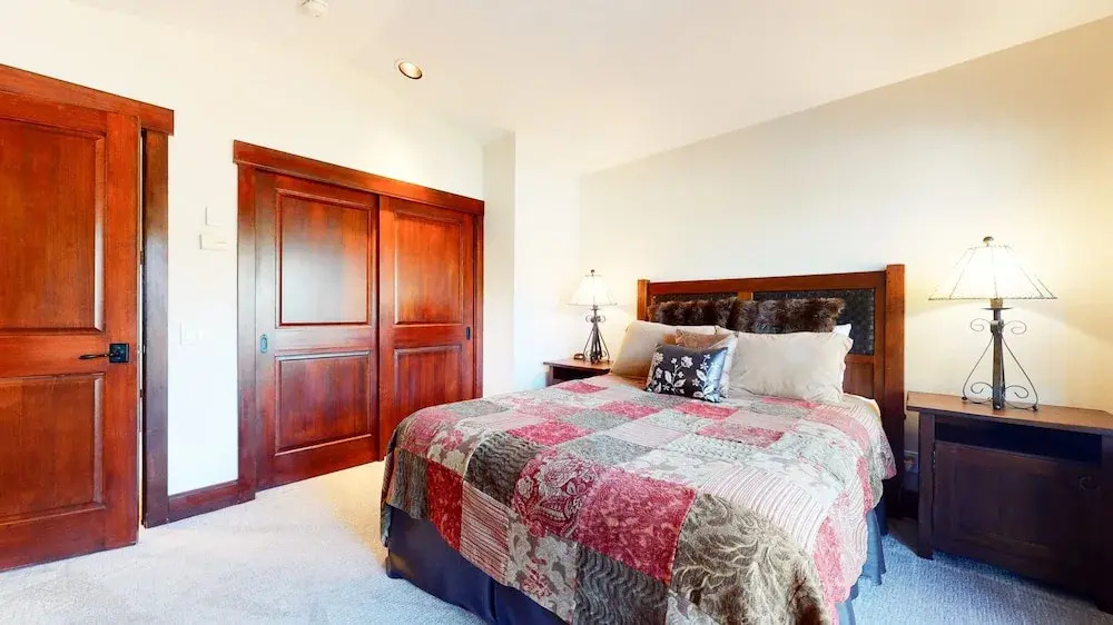 Juniper Crest 7 Private Hot Tub, 2 Car Garage, BBQ, Walk to the Lifts and Mountain Views by RedAwning