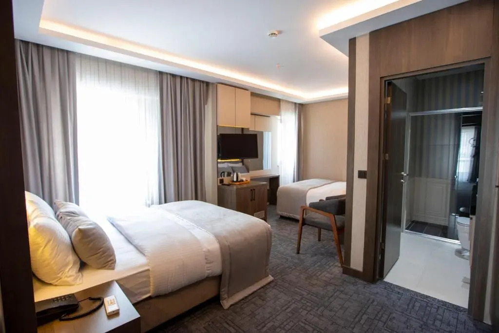 THE GREEN HOTEL