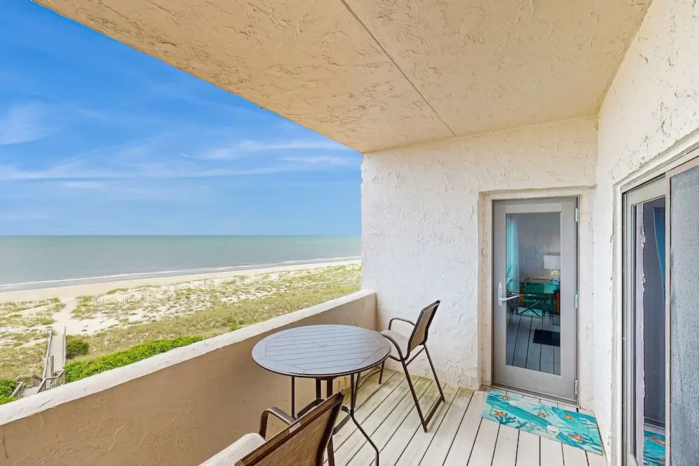 Clean & Cozy Home With Oceanfront Views, Shared Pool, Free Wifi, Central AC