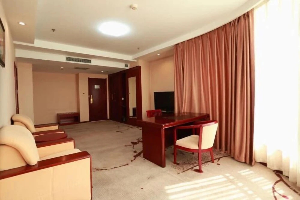 Crown Gloria Hotel