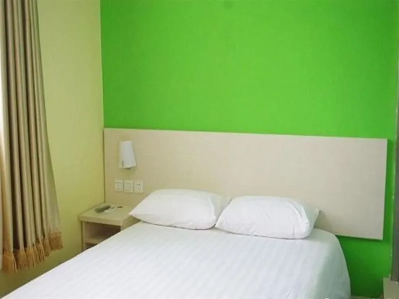 Super 8 Hotel (Baoding Railway Station)