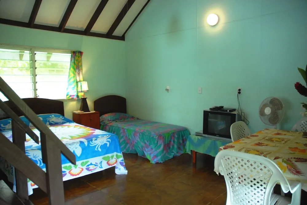 Ginas Garden Lodges, Aitutaki - 4 self contained lodges in a beautiful garden