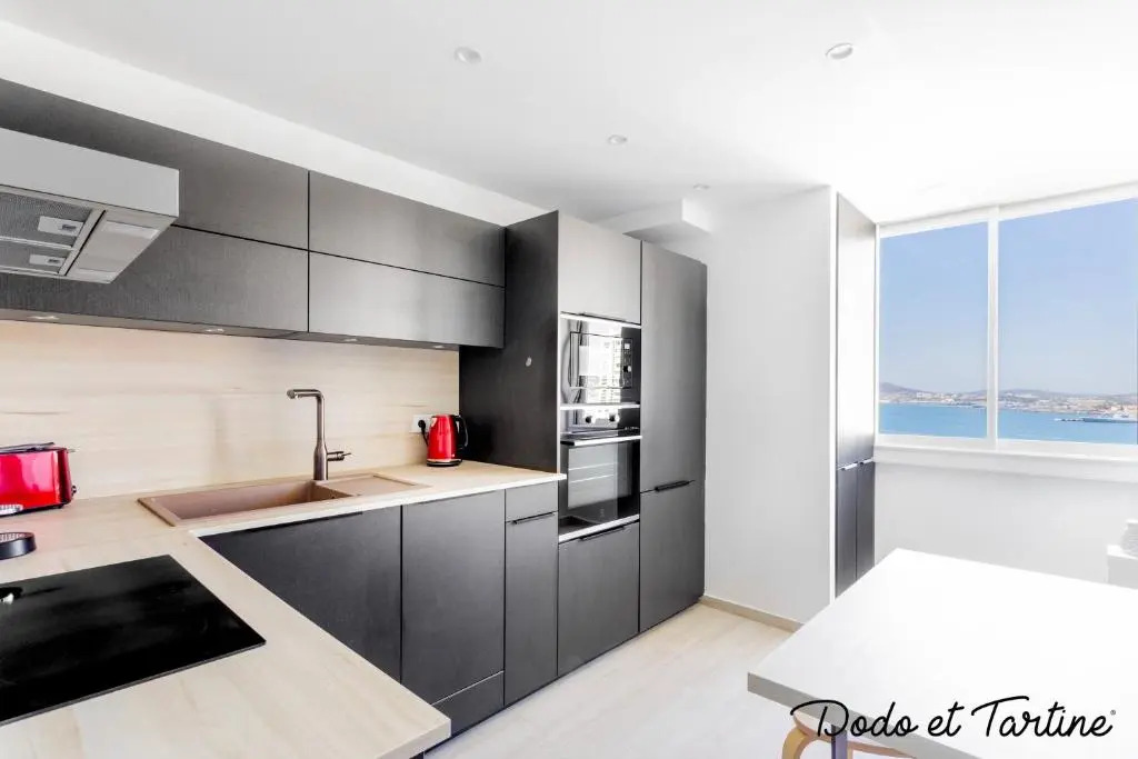 Sea view 3 bedroom with AC and parking - Dodo et Tartine