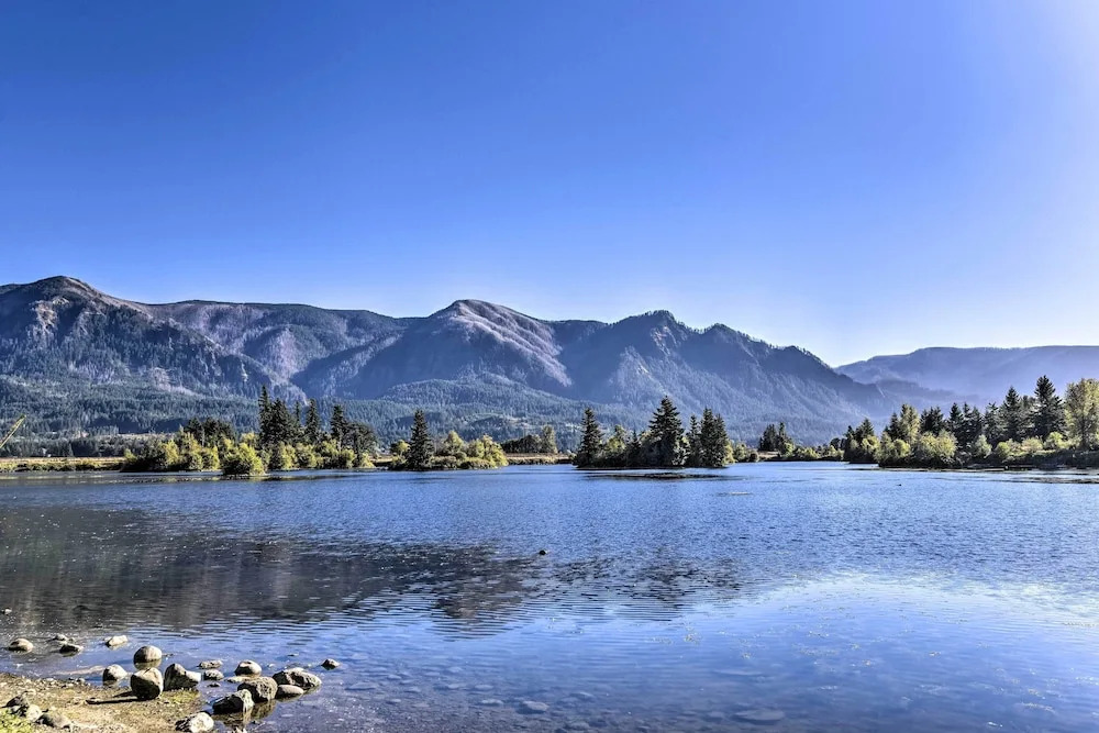 Stunning Stevenson Retreat w/ Mountain Views!