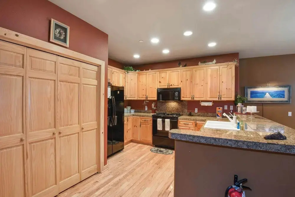 Crystal Charm Amazing 3 BDR Condo Close to Beaches, Casinos, & Skiing!