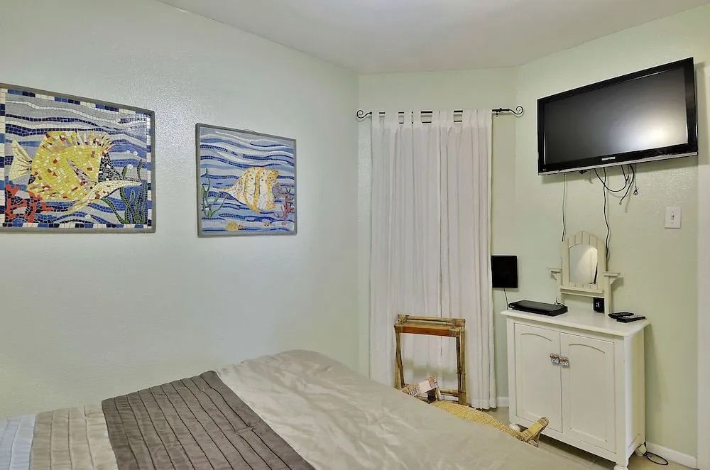 Hula Hut 1 Br condo by RedAwning