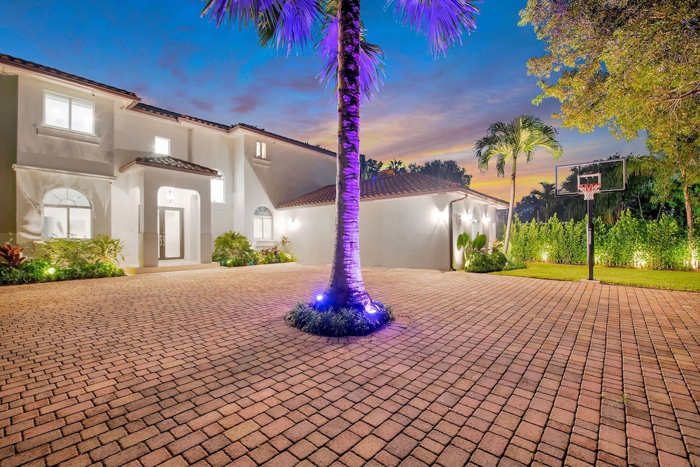 Villa Granada by Rove Waterfront W/pool, Hot Tub