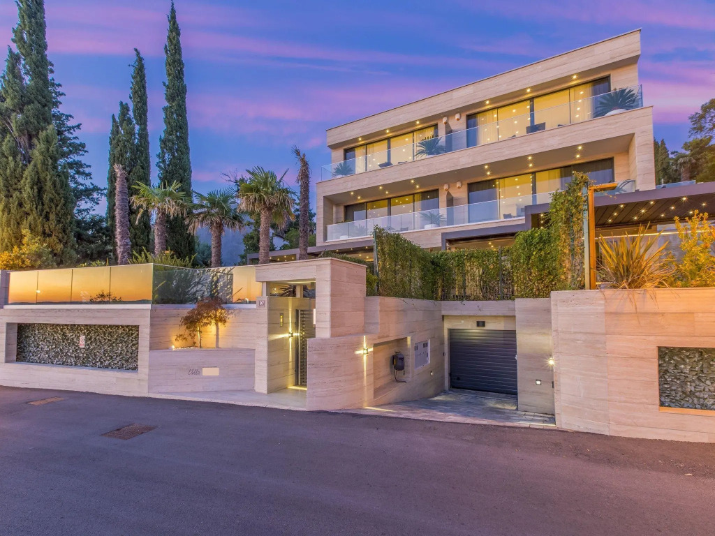 Luxury home with private pool and sauna for use ,15m distant from the sea