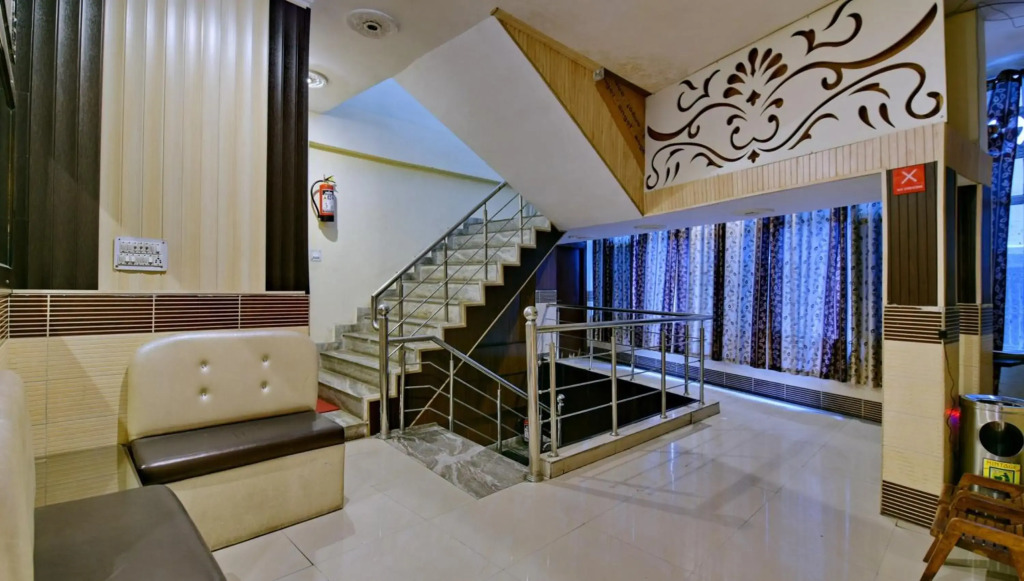 OYO 5851 Mehfil Hotel