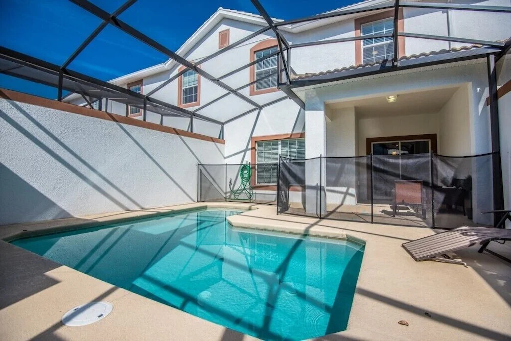 4 Bedroom 3 Bathroom Townhome w Pool