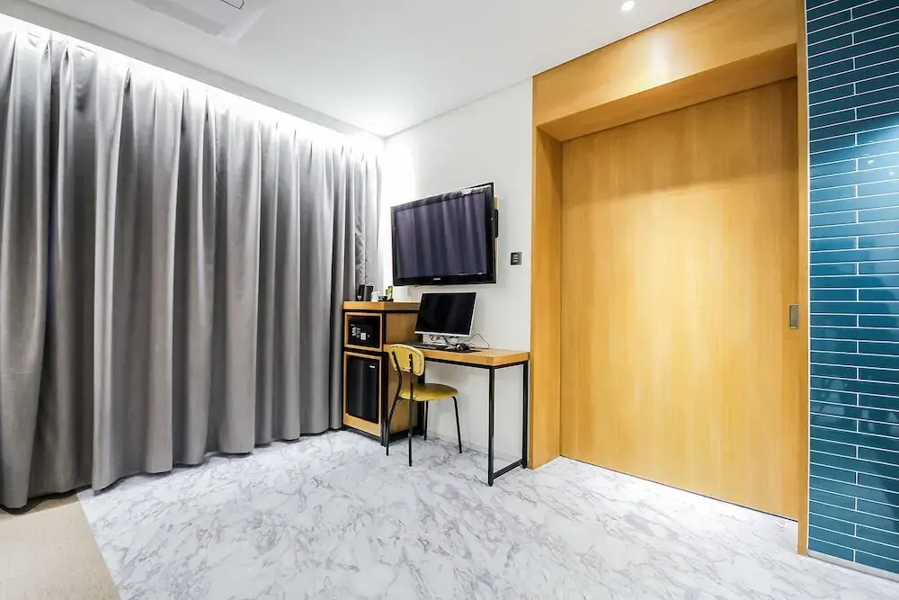 Brooks Business Hotel