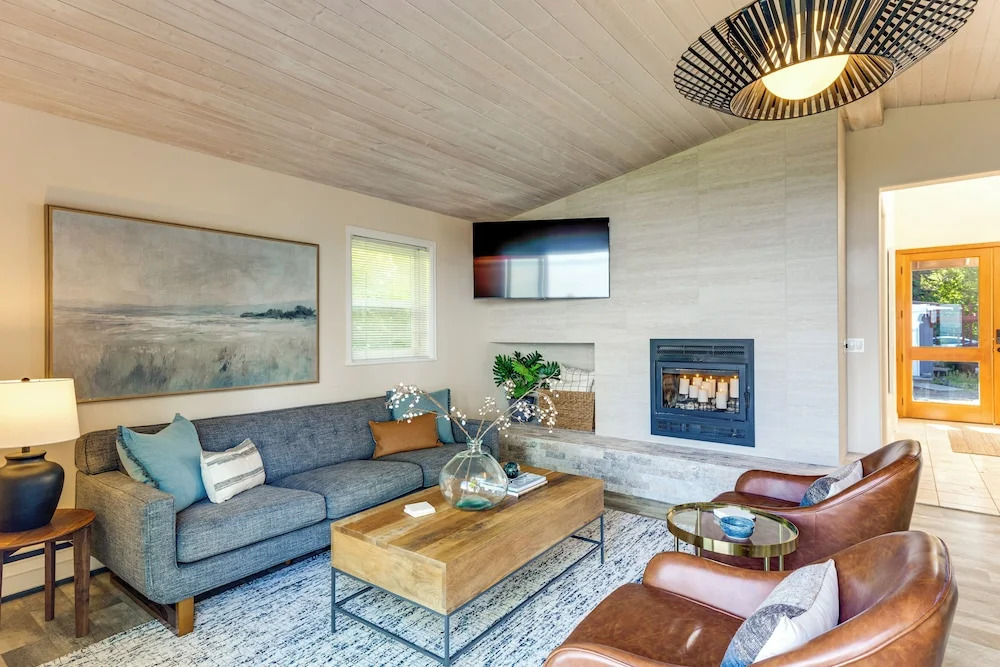 Snow Goose Point: Stunning Views & New Hot Tub