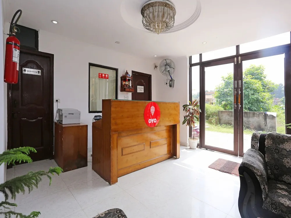 OYO 9846 Royal Plaza