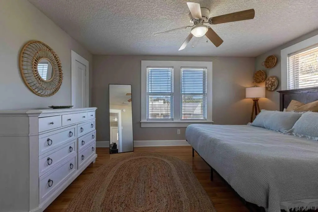 Highrise Bungalow - 2 blocks from Jax Beach!