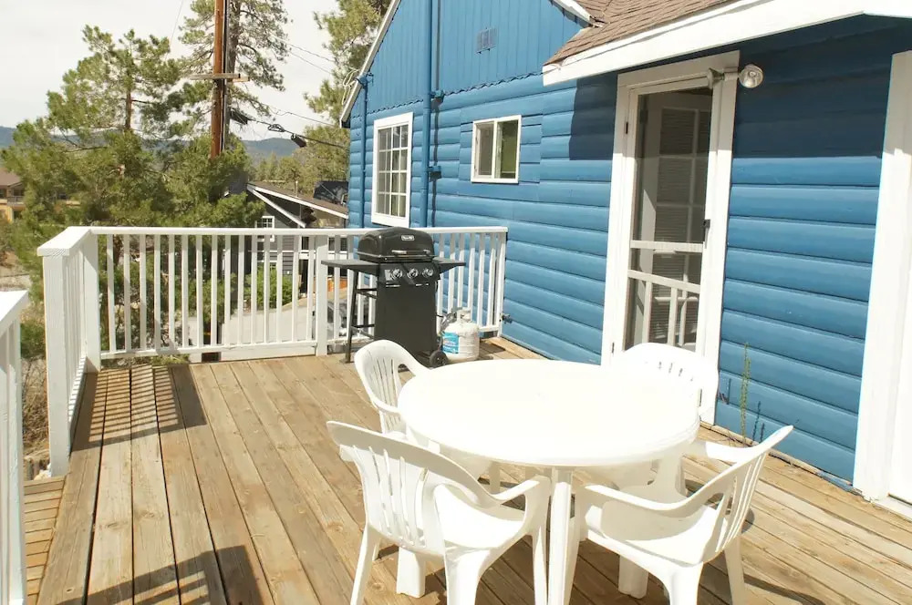 Cozy Bear Cottage - Walk to Lake & Village