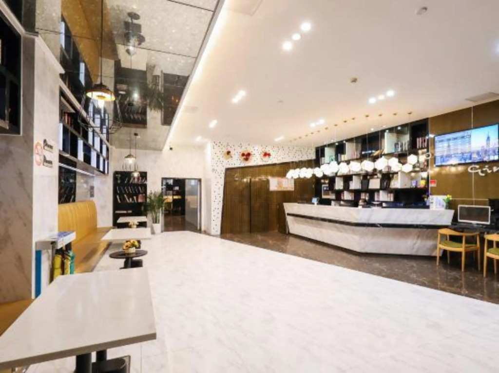 Qingmu Select Hotel (Shanghai Chenghuangmiao Laoximen Subway Station)