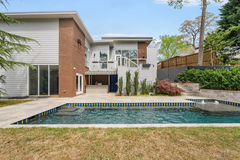 Luxe Modern 4 Bdrm 4 5bath w Private Pool Sleeps 8
