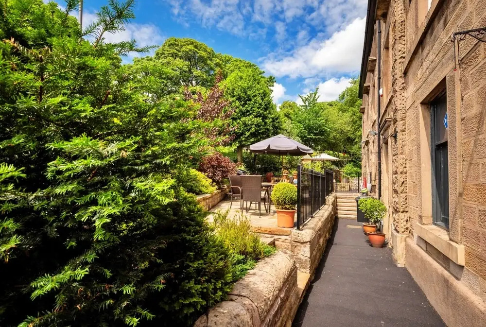 Elegant Duplex in Buxton's Historic Center, No Deposit