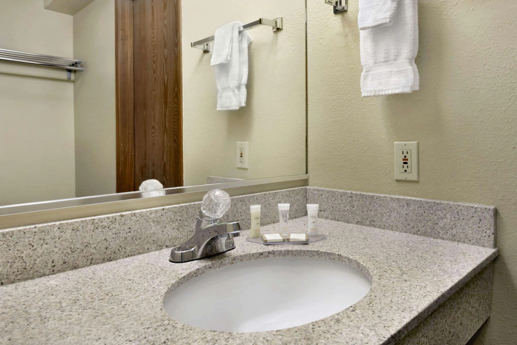Howard Johnson Inn and Suites Tacoma