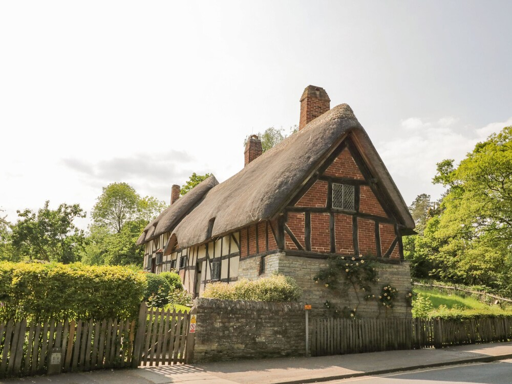 3 Leycester Court