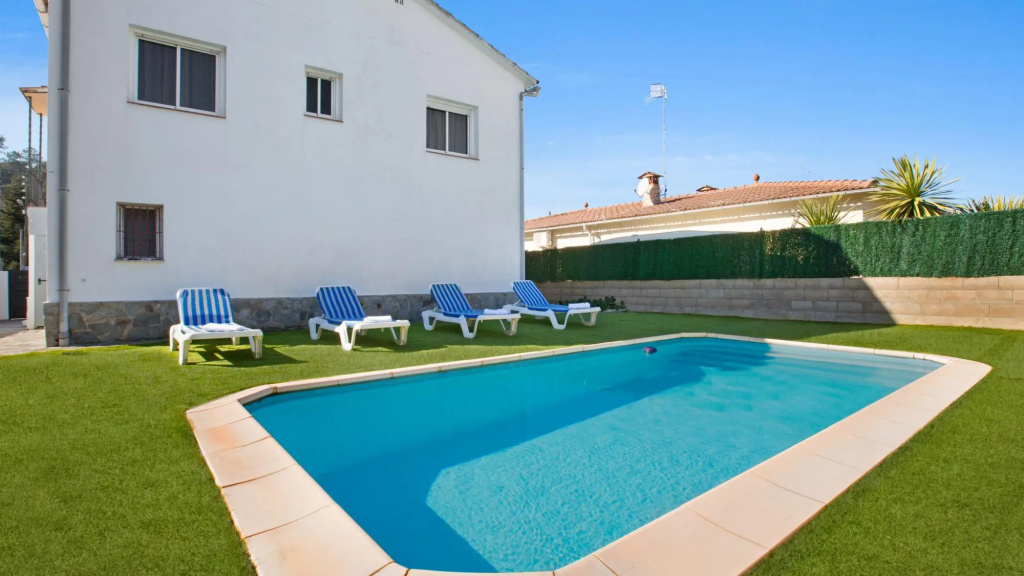 Ona in Vidreres with 3 bedrooms and 2 bathrooms