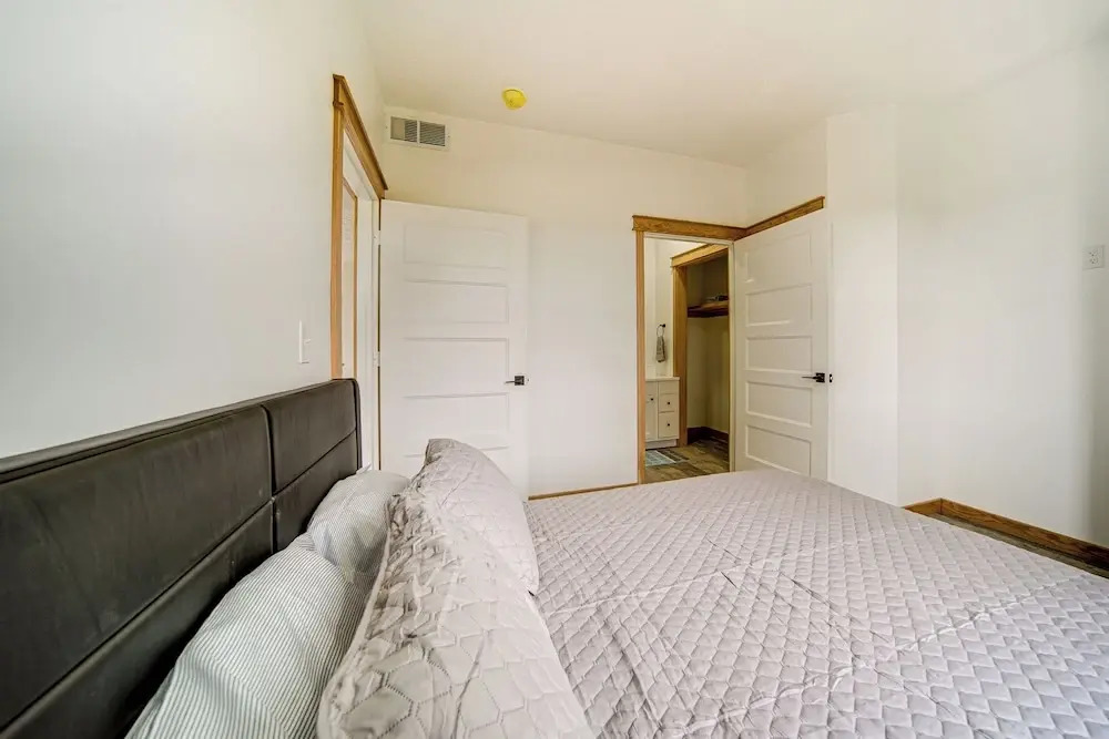 4 Mi to Lake Erie: Condo w/ Golf Course Views!